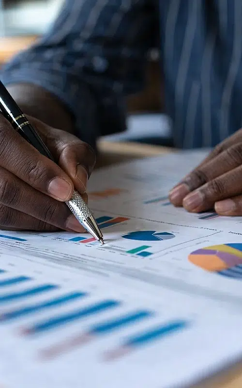 Personne écrivant sur des graphiques