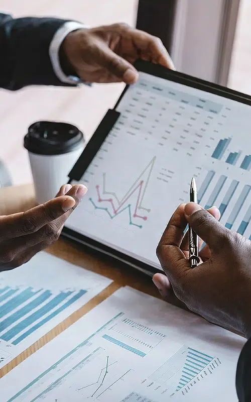 Personnes analysant des graphiques sur tablette