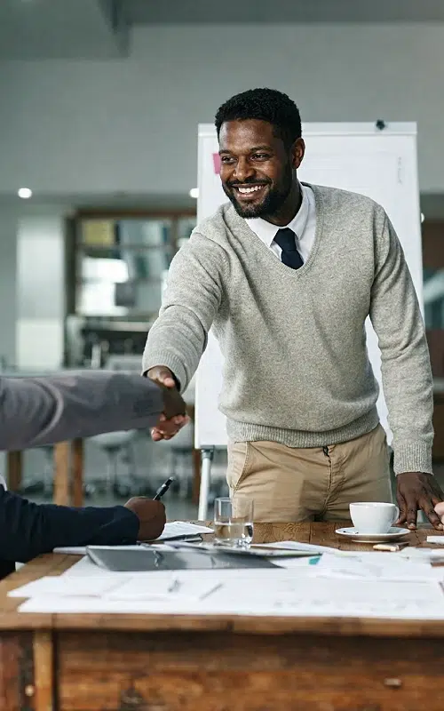 Homme souriant serrant une main